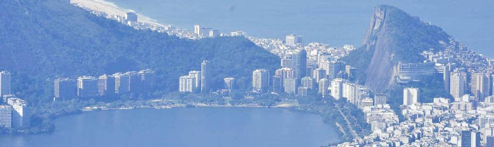 A Lagoa Rodrigo de Freitas, Leblon, Ipanema e Copacabana vistos do alto da Pedra da Gavea, no Rio de Janeiro
